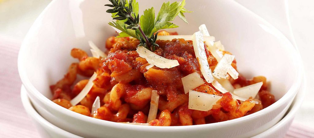 Fusilloni-pastaa anjoviskastikkeella ja pecorinolastuilla Fusilloni-pastaa anjoviskastikkeella ja pecorinolastuilla