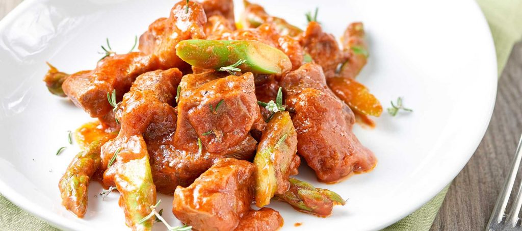 Naudanlihapata tomaatti-parsakastikkeella Naudanlihapata tomaatti-parsakastikkeella