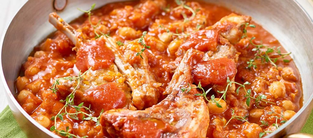 Zimino-keitto kikherneillä, karitsankyljyksillä, tomaatilla ja timjamilla Zimino-keitto kikherneillä, karitsankyljyksillä, tomaatilla ja timjamilla