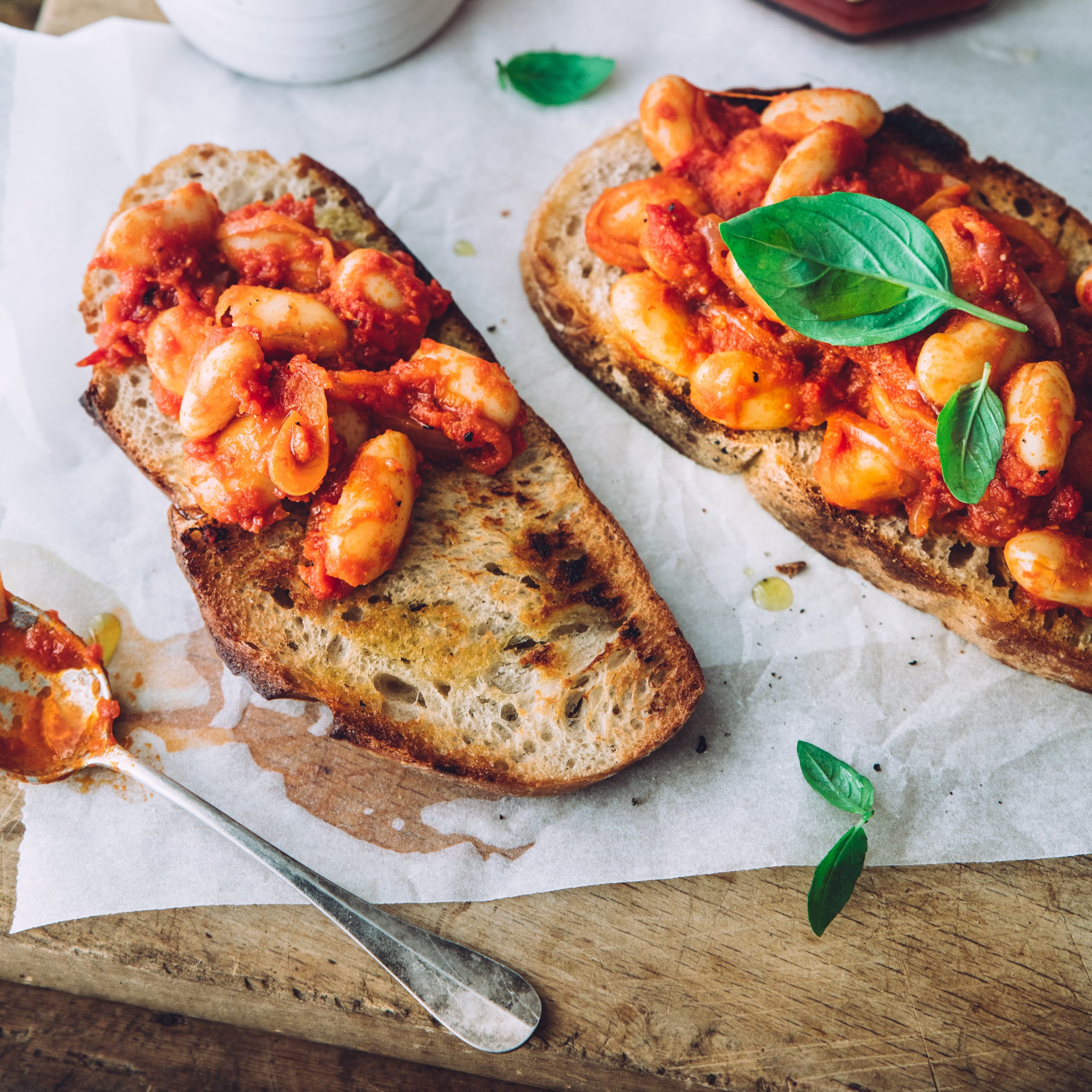 Paahtoleipä valkoisilla pavuilla