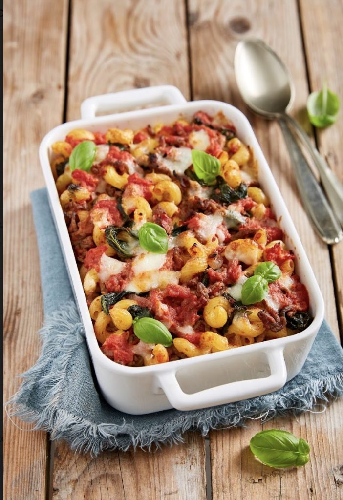 Makaronilaatikko jauhelihasta, lehtikaalista, mozzarellasta, Mutti Polpasta ja basilikasta Makaronilaatikko jauhelihasta, lehtikaalista, mozzarellasta, Mutti Polpasta ja basilikasta