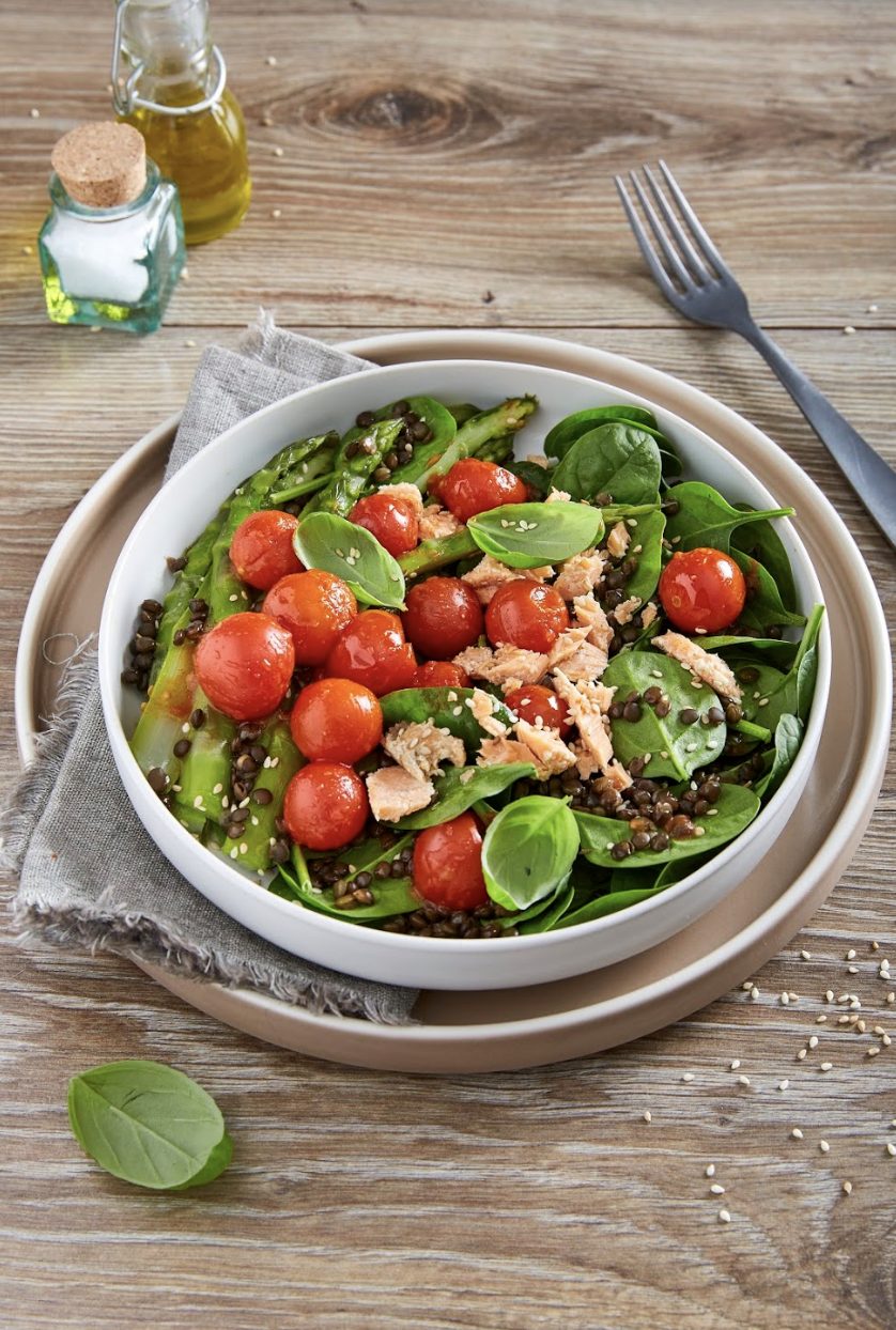 Lämmin lohisalaatti