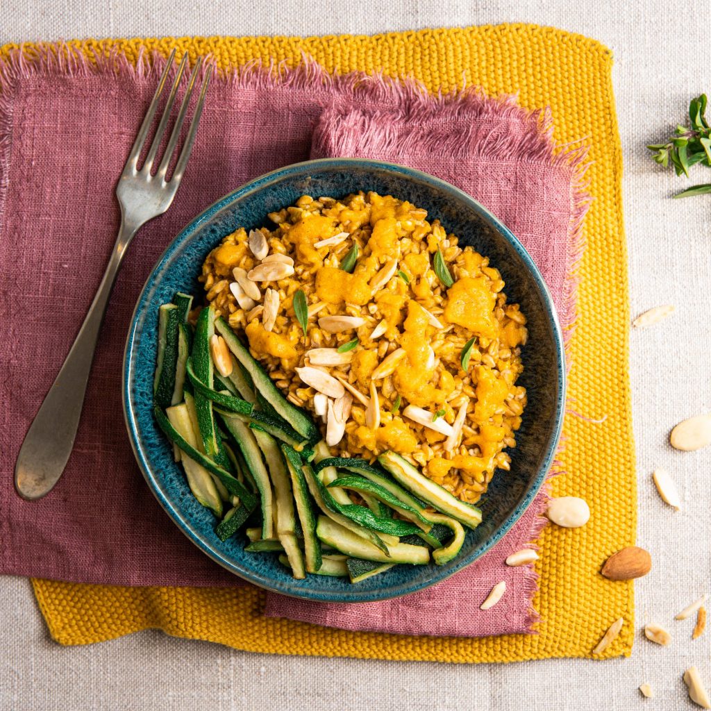 Poke bowl oranssin tomaattipeston kera Poke bowl oranssin tomaattipeston kera
