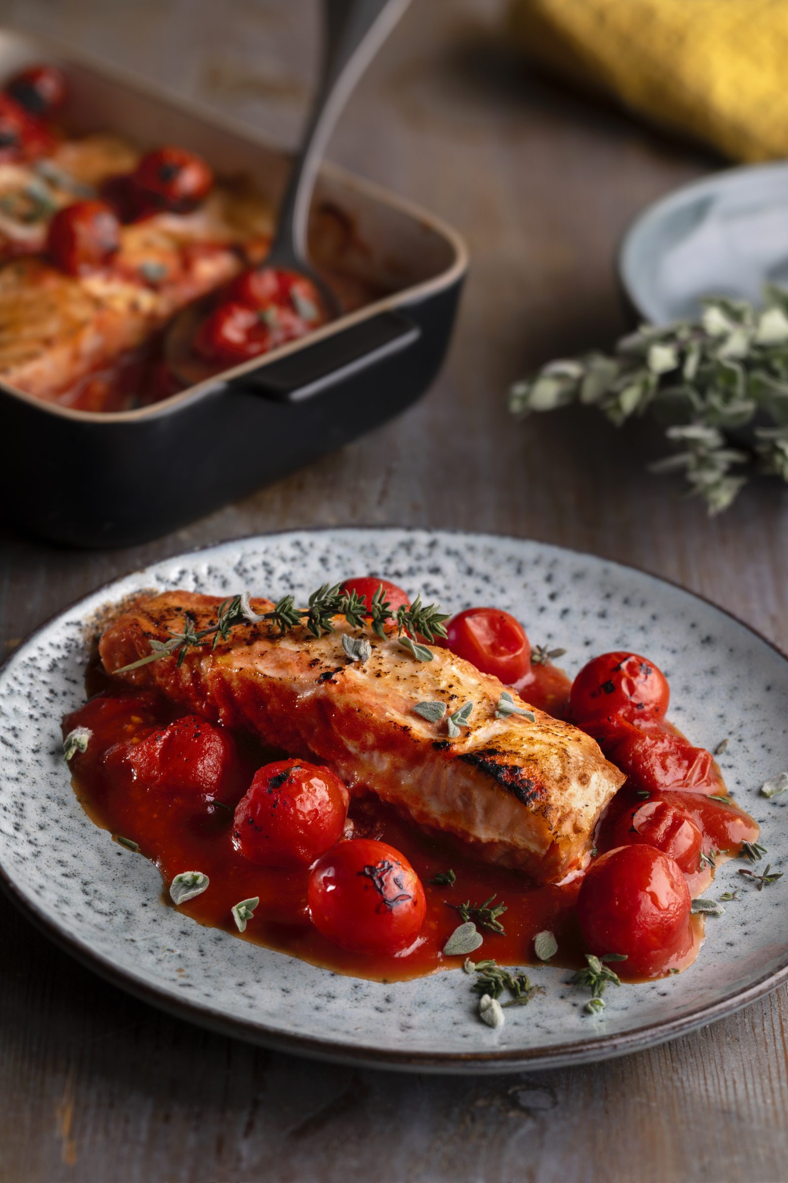 Uunissa paistettua lohta ja kirsikkatomaatteja