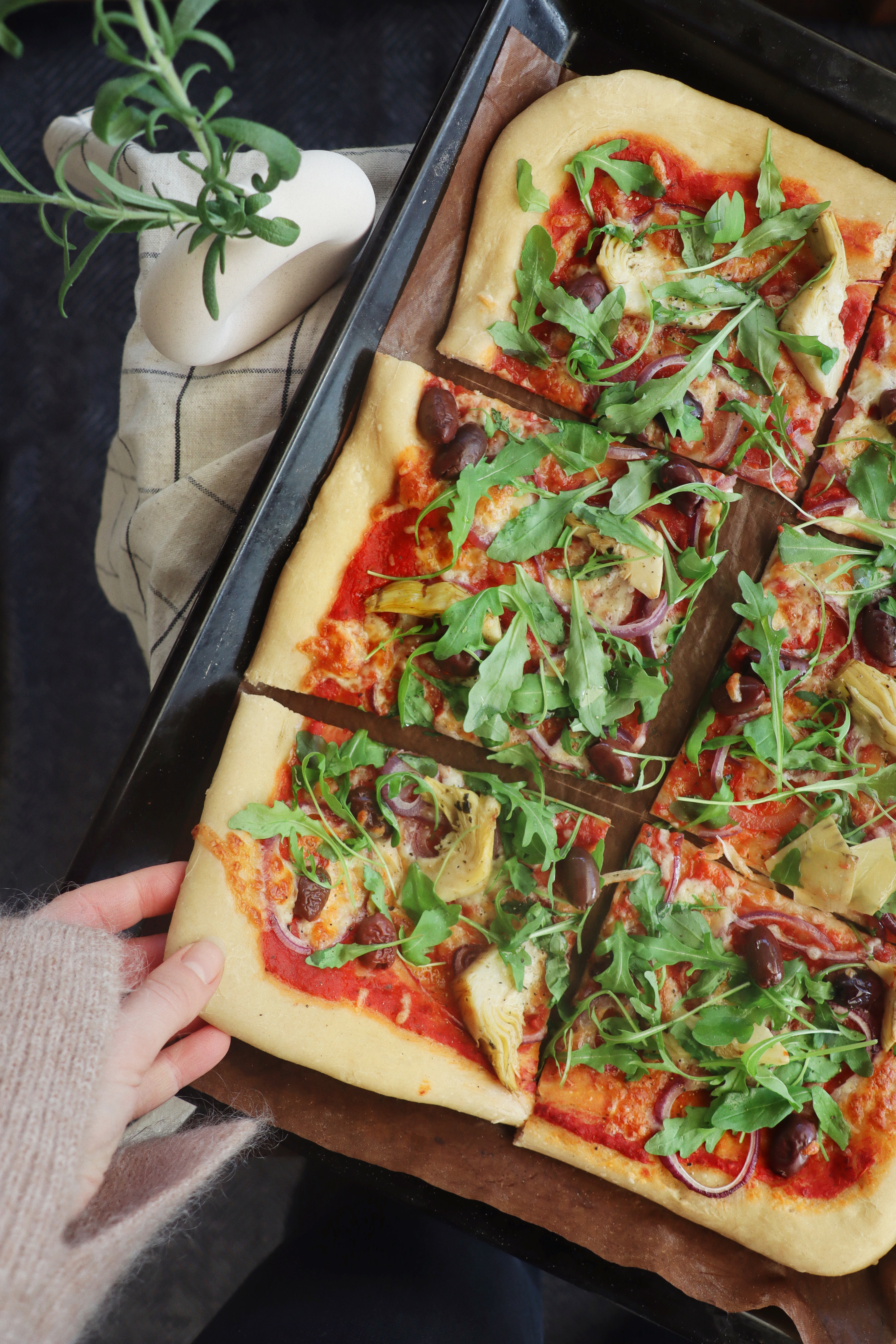 Pizza oliiveilla, latva-artisokalla ja sipulilla