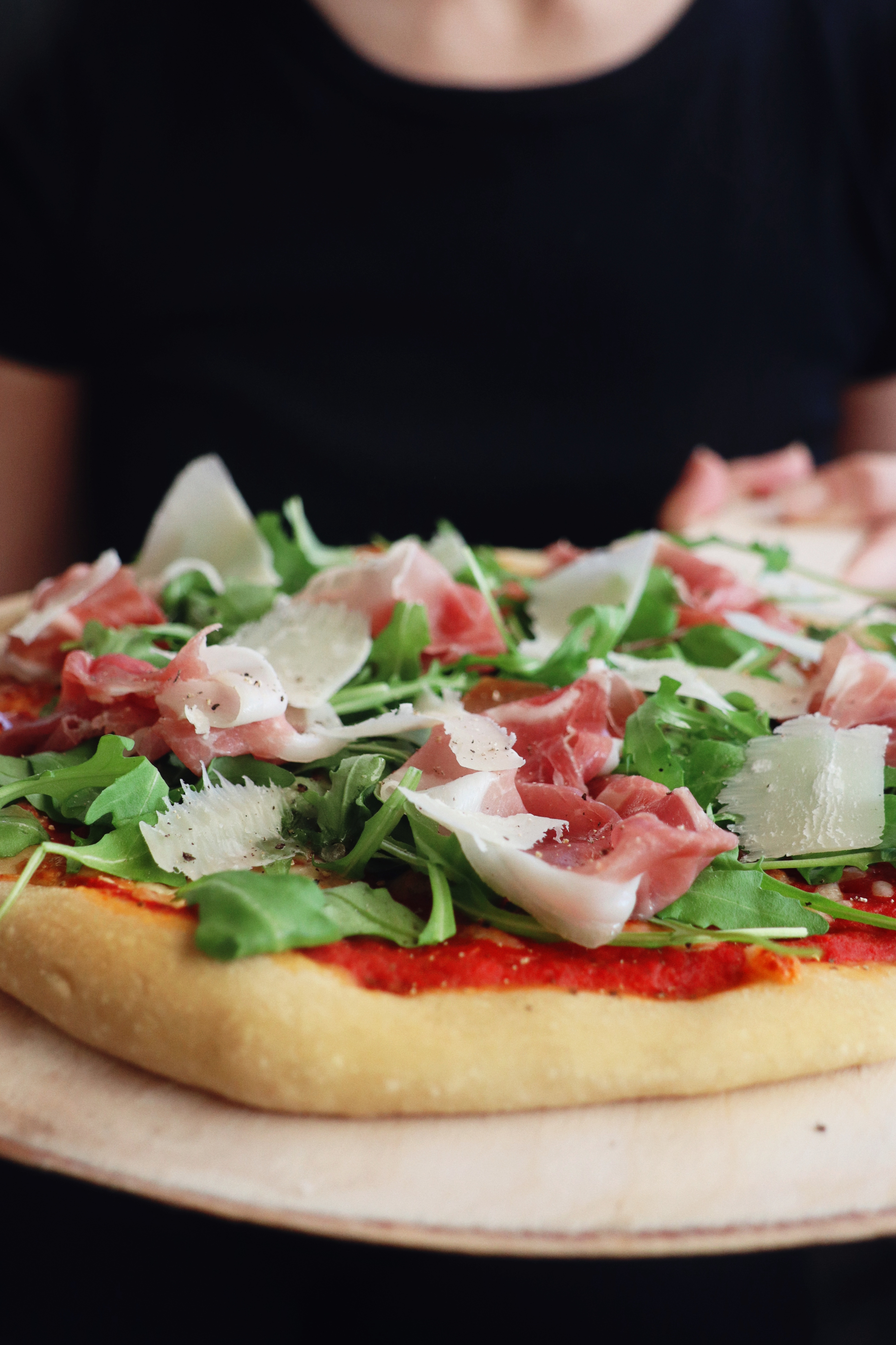 Rapea pizza, jossa on parmankinkkua, parmesaania ja rucolaa