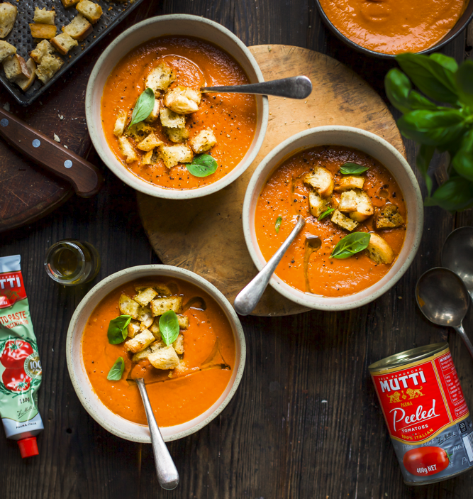 Tomaattikeitto krutongeilla