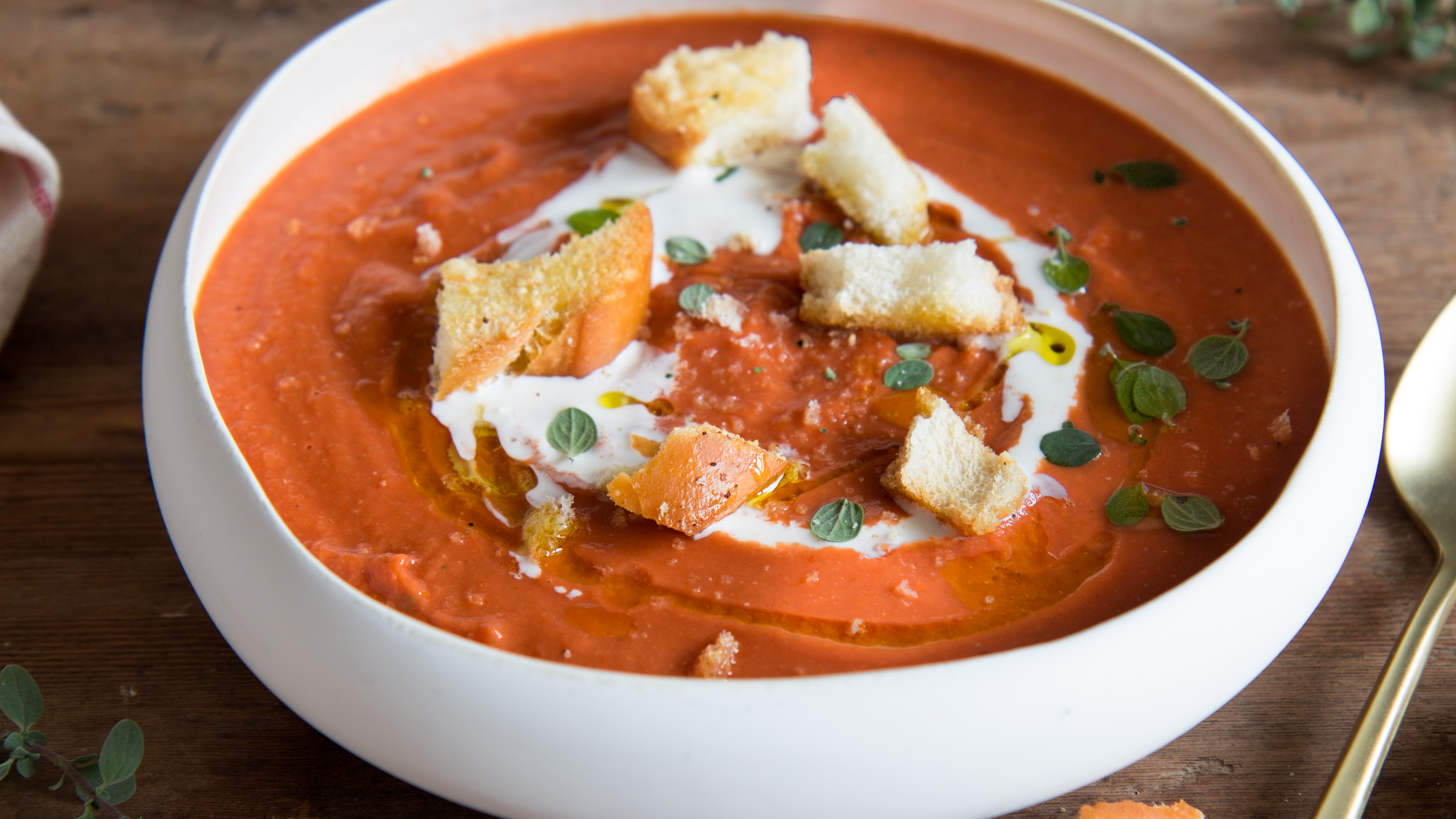 Tomaattikeitto uunissa paahdetuilla tomaateilla